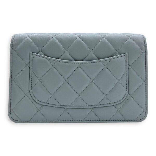 CC Wallet On Chain Blue in Lambskin, Gold hardware - Image 3