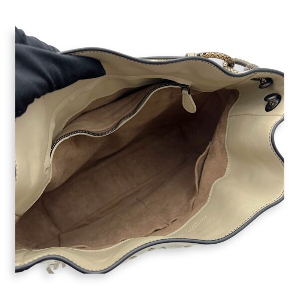 Intrecciato Shoulder Bag White in Lambskin, Gunmetal hardware - Image 11